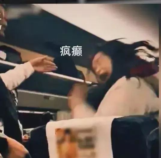 真给湖北人长脸！女子高铁上抽烟还推倒保洁自称“老子”真恶心1xbet体育app(图3)