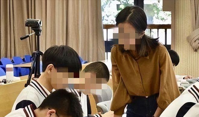 1xbet体育app湖北20岁男子在足浴店按摩留宿性侵47岁保洁员发生惊人一幕!(图12)