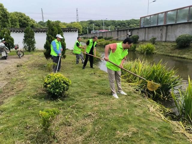 为做好返1xbet体育程高峰待渡场地及沿线名环卫工全天候不间断保洁